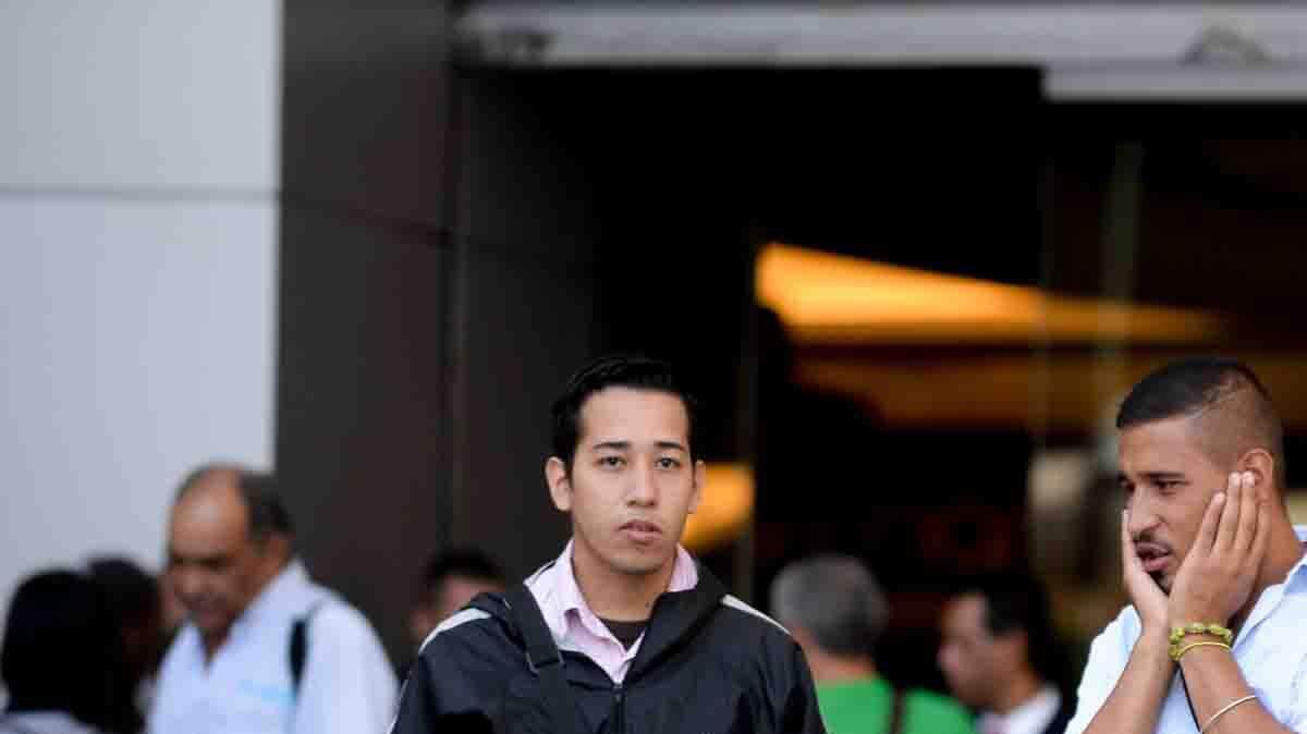 Varias personas fuera de un centro comercial de Caracas que se quedó sin electricidad, el miécoles 10 de febrero. 