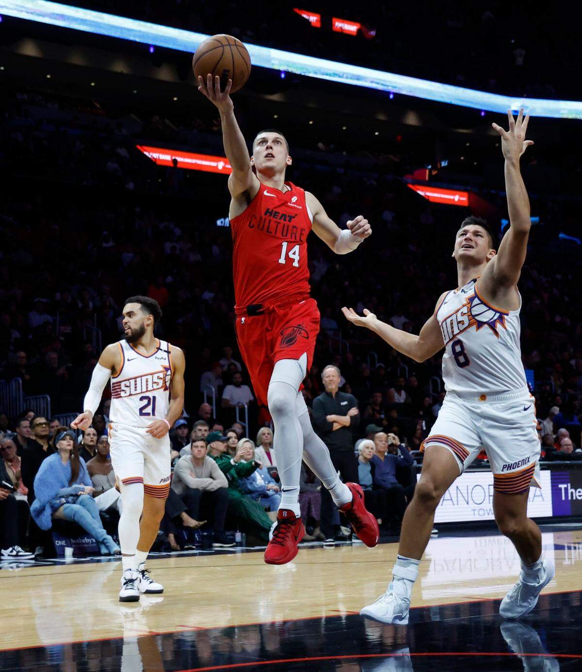 El jugador del Heat Tyler Herro entra al aro ante la defensa de los Suns de Phoenix, en el partido celebrado el 7 de diciembre de 2024 en Mami.