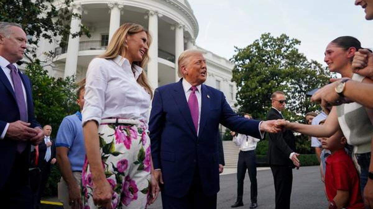 El presidente estadounidense, Donald Trump (centro), y la primera dama, Melania Trump (segunda izq.), saludan a los asistentes durante el picnic del Congreso en el Jardín Sur de la Casa Blanca en Washington, D.C., EE. UU., el 12 de junio de 2025. “La Corte de Apelaciones dictaminó anoche que puedo usar la Guardia Nacional para mantener nuestras ciudades, en este caso Los Ángeles, seguras. Si no hubiera enviado a las Fuerzas Armadas a Los Ángeles, esa ciudad estaría en llamas ahora mismo. Salvamos Los Ángeles. ¡Gracias por la decisión!”, escribió Trump en su red Truth Social.