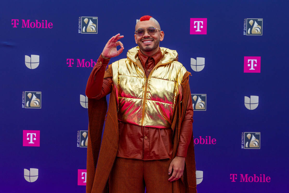 El cantante Fer Ariza reacciona al llegar a la alfombra magenta de Premio Lo Nuestro 2025, celebrado en el Kaseya Center, en Miami el jueves, 20 de febrero de 2025.