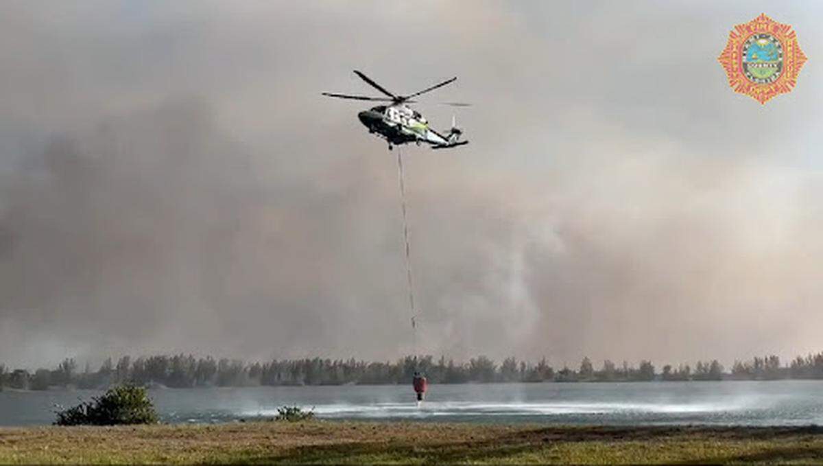 Los bomberos de Miami-Dade continúan batallando contra un incendio de maleza en el sur del condado.