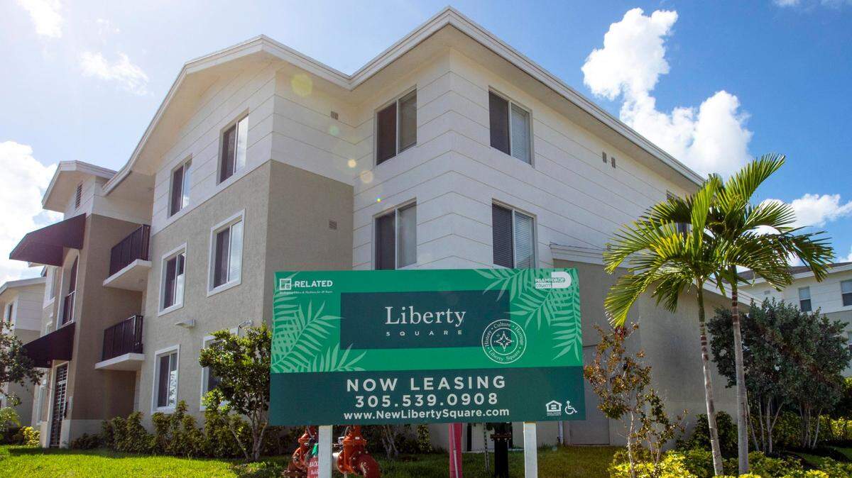 El exterior de Liberty Square en Miami, un complejo de viviendas públicas con alquileres de apartamentos asequibles y para la fuerza laboral.