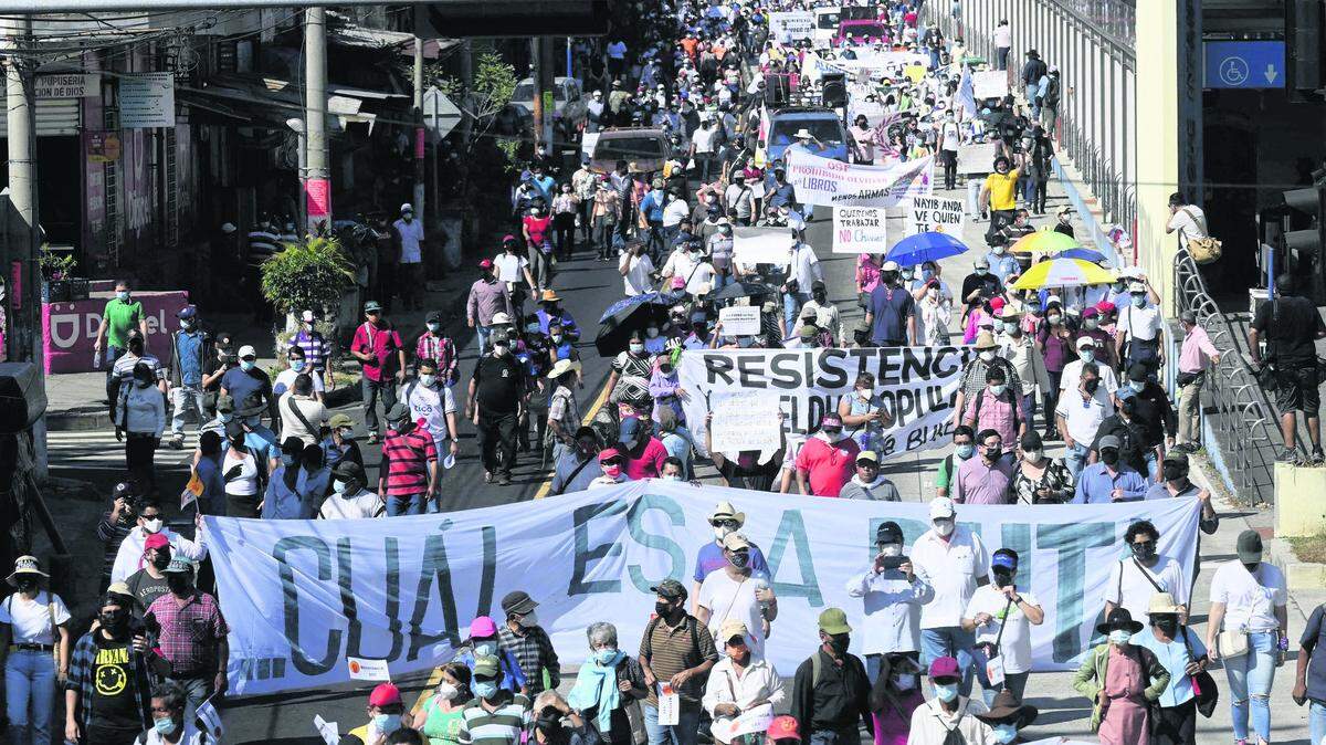 Con pancartas con fotos de presos y coreando “libertad para los inocentes” y “defendemos inocentes, no delincuentes”, los manifestantes congregaron en la plaza José Martí de San Salvador.