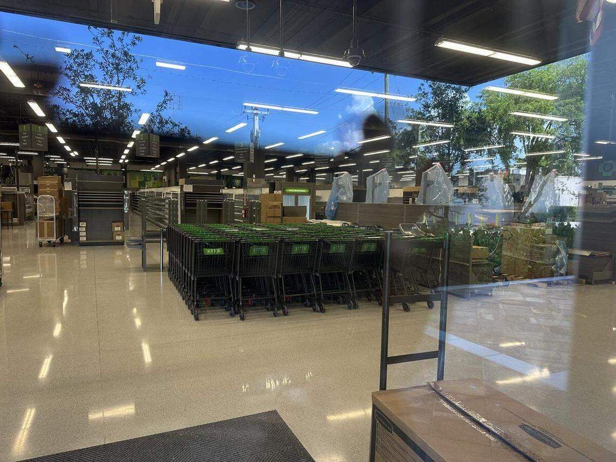 Una foto a través del escaparate del próximo Riviera Plaza Publix en Coral Gables del 25 de agosto de 2025 muestra el progreso. Los carritos de compra están llenos en el interior y los pasillos parecen estar listos para abastecerse. Publix anuncia que la tienda abrirá el 25 de septiembre de 2025.