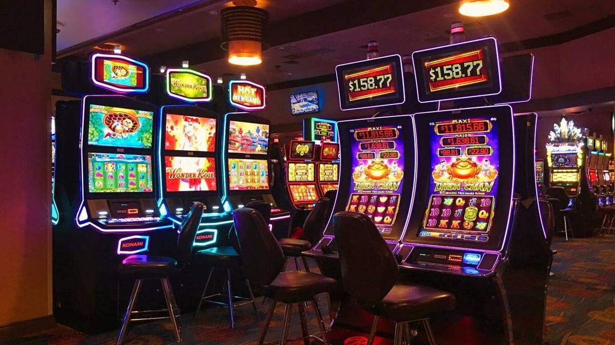 Dos jugadores apuestan 88 centavos en máquinas tragamonedas en la Florida y Las Vegas y ganan grandes premios. 