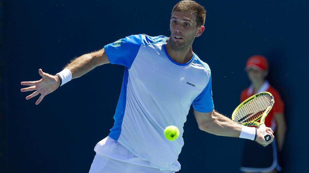 El argentino Federico Delbonis le devuelve la bola al australiano John Millman en su triunfo en tres sets este viernes en el Miami Open.