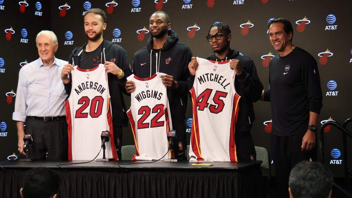 El presidente del Heat Pat Riley, Kyle Anderson, Andrew Wiggins, Davion Mitchell y el entrenador Erik Spoelstra (de izq. a der.) posan en la presentación de los tres nuevos jugadores del equipo, el domingo 9 de febrero de 2025 en Miami.
