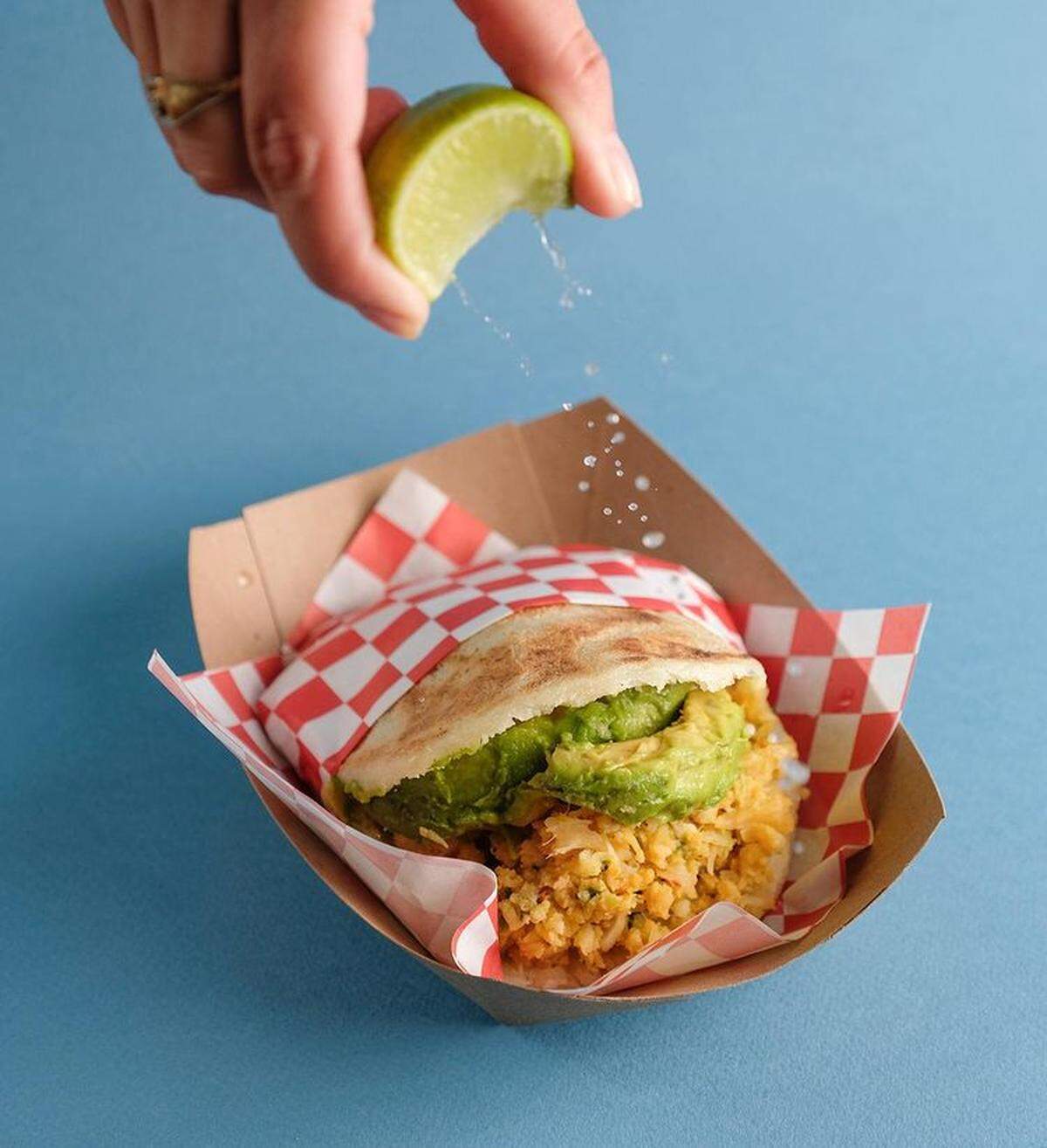 La Latina ofrece una amplia selección de arepas dividida por preferencia culinaria: amante de la carne, amante del pollo, cerdo, vegetariano y vegano.