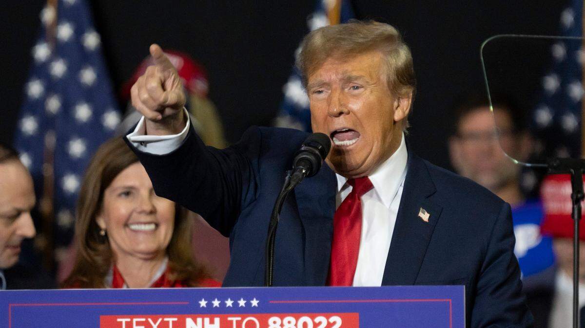 El expresidente Donald Trump da un discurso durante un mitin en Manchester, Nueva Hampshire, el sábado 20 de enero de 2024.