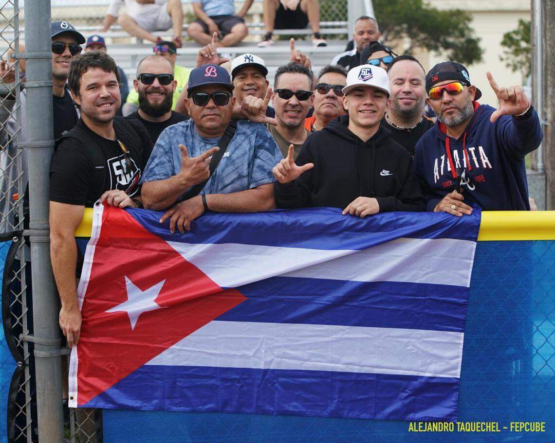 Aficionados cubanos presencian un entrenamiento del equipo FEPCUBE en Miami.