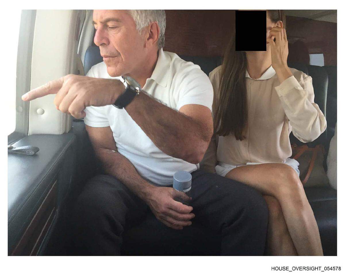 Jeffrey Epstein sentado en un avión junto a una mujer cuyo rostro ha sido censurado en esta foto sin fecha, publicada por el Comité de Supervisión de la Cámara de Representantes, que hizo documentos públicos adicionales el 18 de diciembre de 2025.