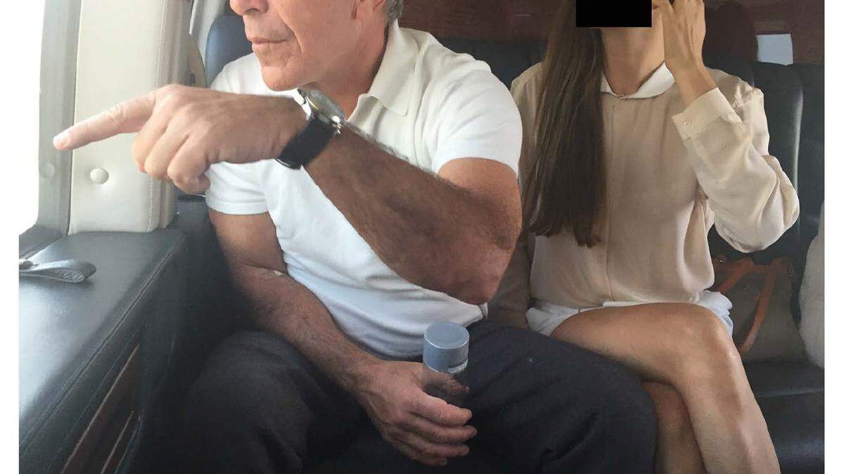 Jeffrey Epstein sentado en un avión junto a una mujer cuyo rostro ha sido censurado en esta foto sin fecha, publicada por el Comité de Supervisión de la Cámara de Representantes, que hizo públicos documentos adicionales el 18 de diciembre de 2025.
