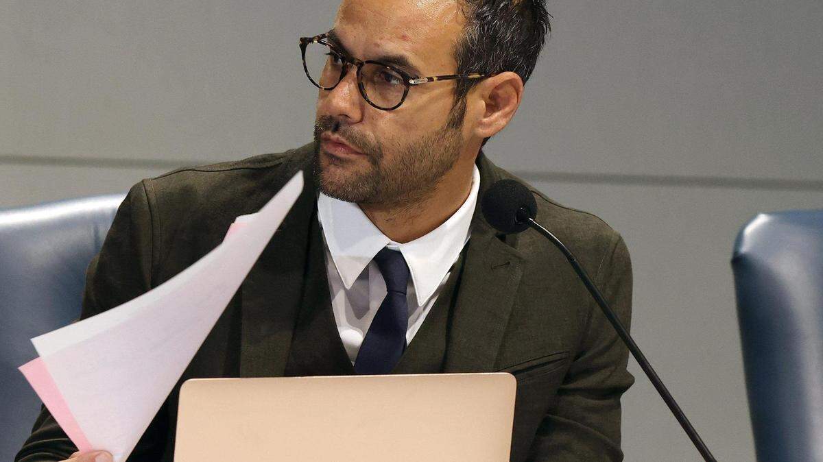 El comisionado David Suárez en una reunión de la Comisión de Miami Beach en diciembre de 2023.