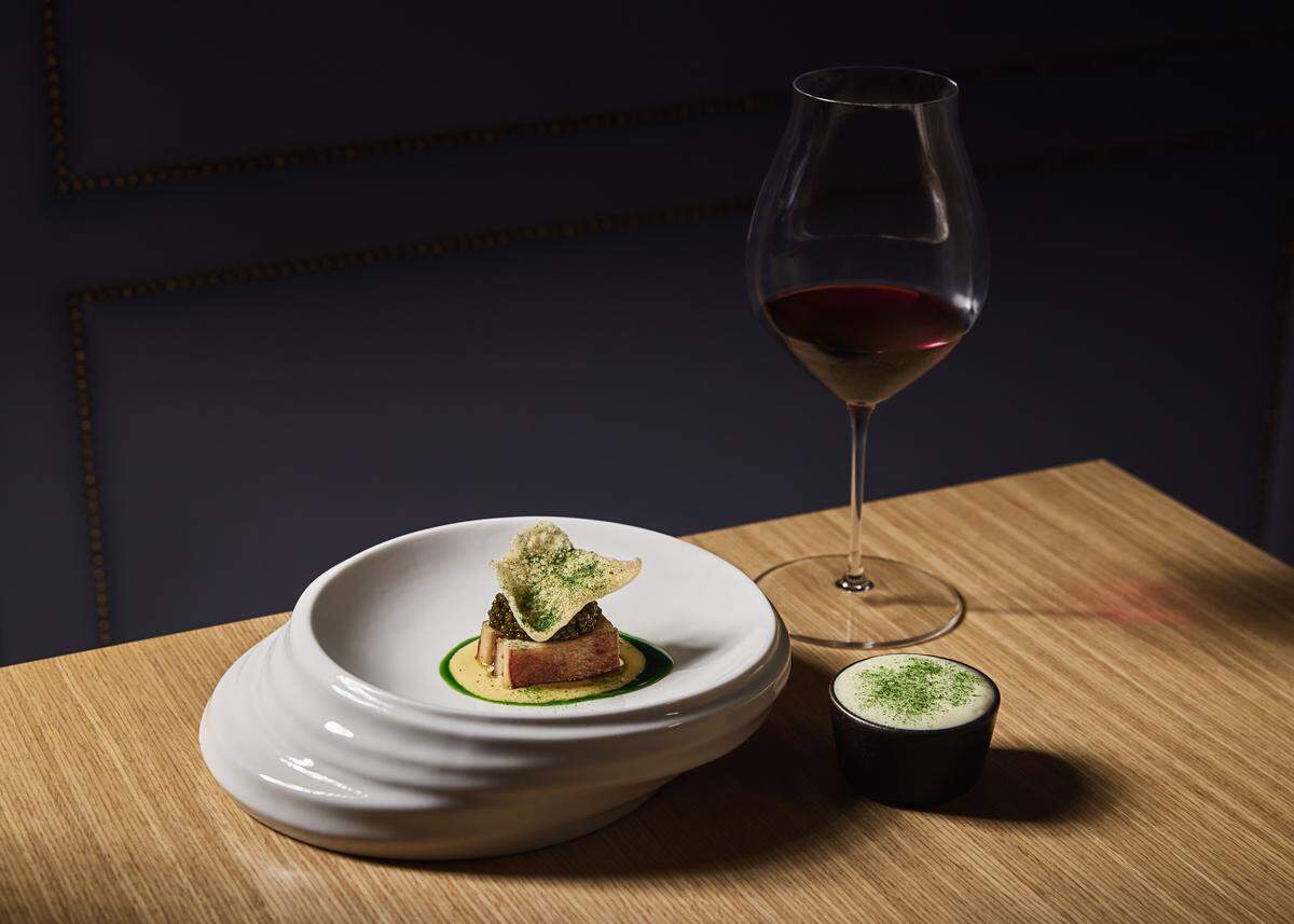 Cerdo y caviar con manzana rosa, espuma de yukón y chicharrón de patata en Tambourine Room.
