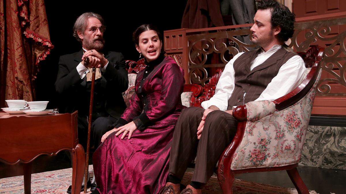 Parte del elenco de “El cuarto de al lado”. Desde la izquierda, Juan David Ferrer, Jennifer Rodríguez y Ariel Texidó.