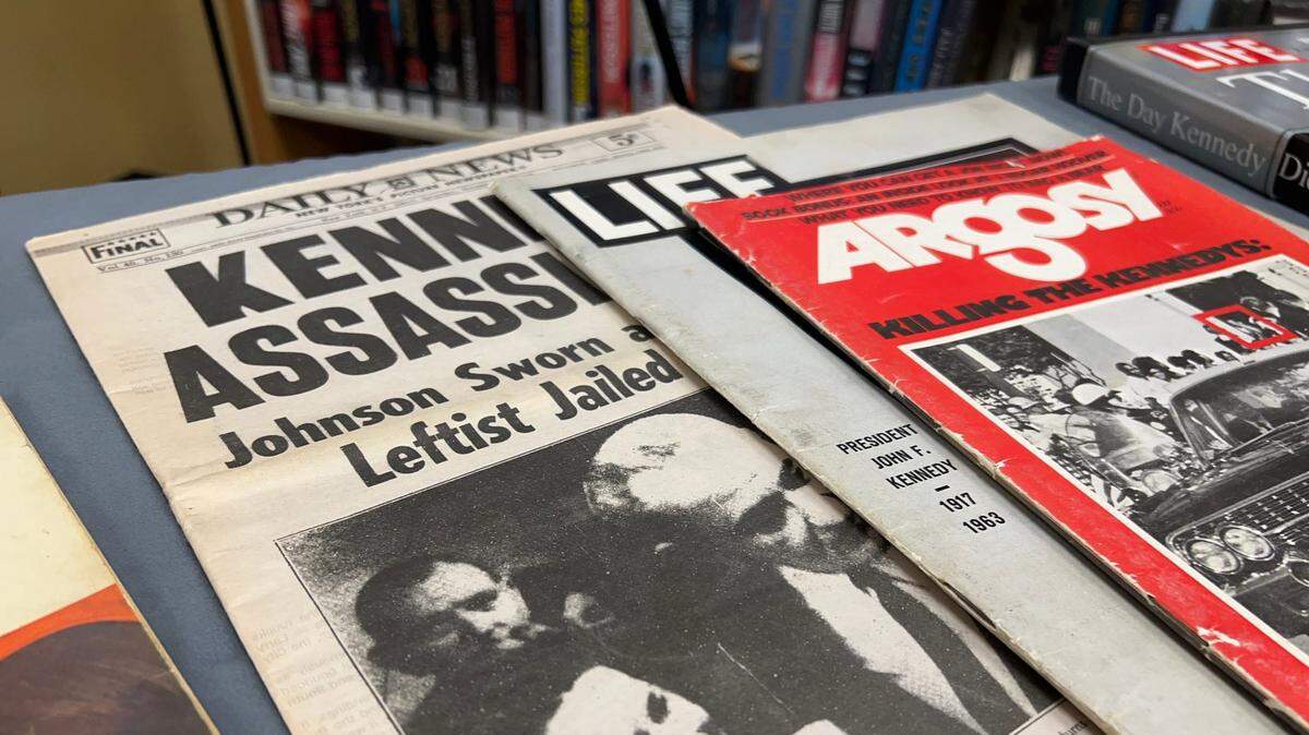 Foto de archivo. El FBI ha encontrado más de 2,400 documentos nuevos relacionados con el asesinato del expresidente de Estados Unidos John F. Kennedy, después de que el mandatario Donald Trump emitiera un orden ejecutiva instruyendo que se publicara toda la información relacionada al caso.
