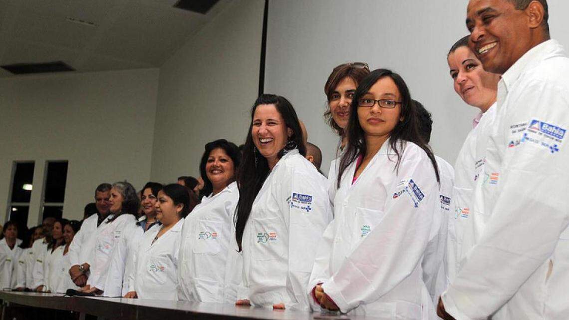 Médicos cubanos son recibidos en Bahía.