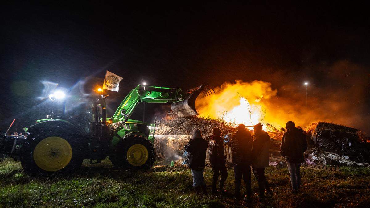 Agricultores franceses protestan en contra de la posible firma de un acuerdo de libre comercio entre la Unión Europea y el  Mercosur, en Tonnay, Francia, el martes 19 de noviembre de 2024. 