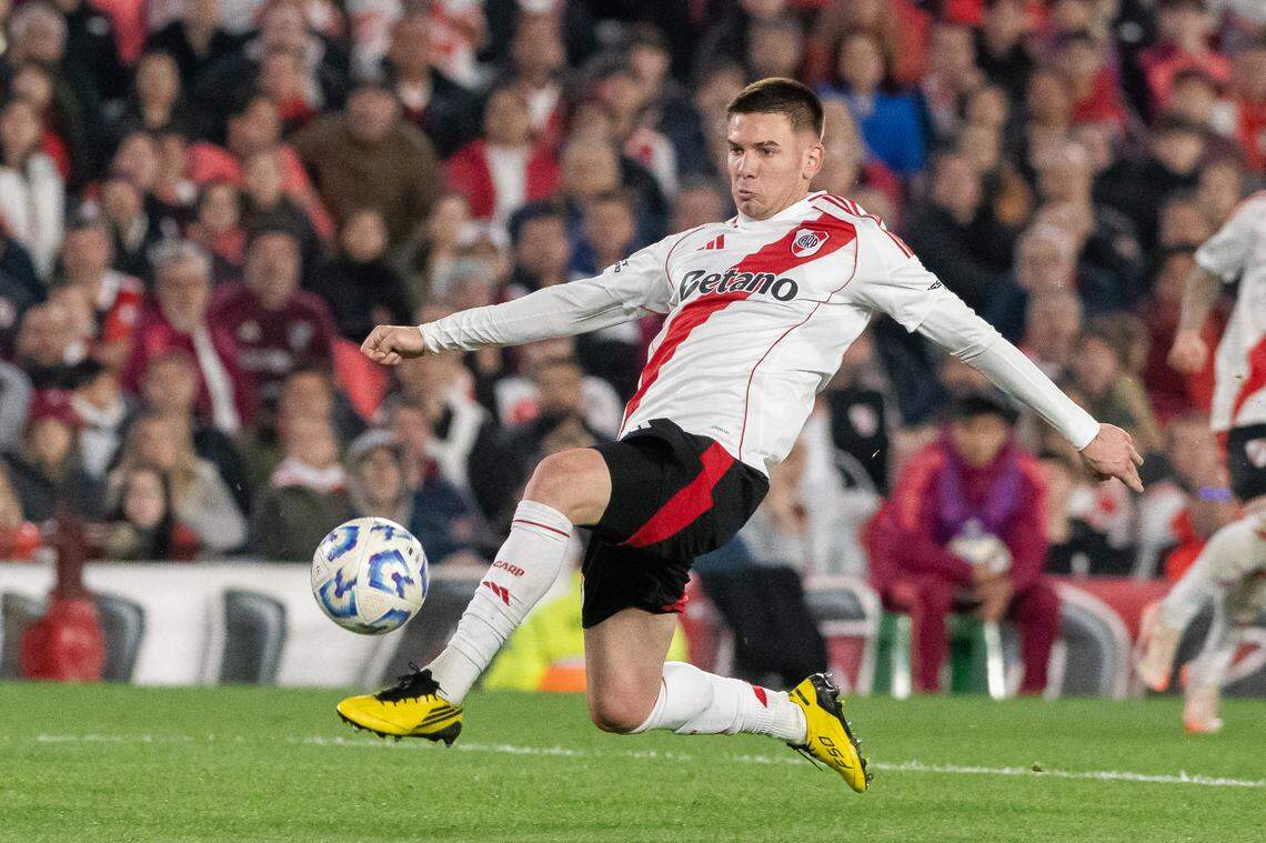 Franco Mastantuono of River Plate in action during the Torneo Apertura Betano 2025 quarterfinals match between River Plate and Platense at Estadio Mas Monumental Antonio Vespucio Liberti. Final Score: River Plate 1:1 Platense penalty shootout 2-4. (Photo by Manuel Cortina / SOPA Images/Sipa USA)