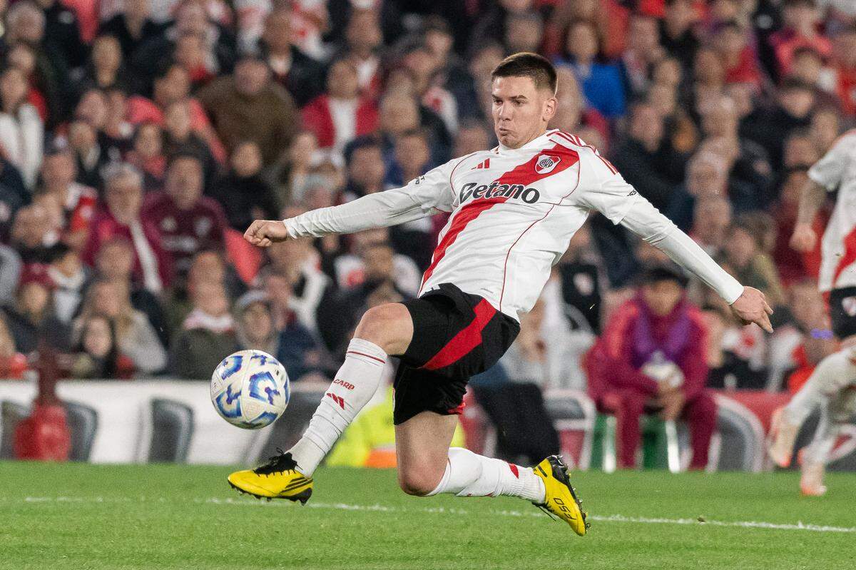Franco Mastantuono of River Plate in action during the Torneo Apertura Betano 2025 quarterfinals match between River Plate and Platense at Estadio Mas Monumental Antonio Vespucio Liberti. Final Score: River Plate 1:1 Platense penalty shootout 2-4. (Photo by Manuel Cortina / SOPA Images/Sipa USA)