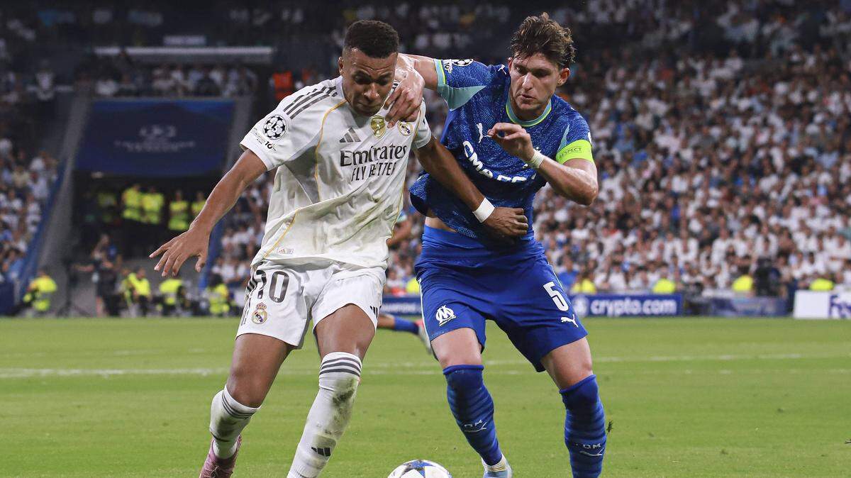 Kylian Mbappé (izq.) rescató una vez más al Real Madrid con un doblete de penal ante el Marsella (2-1), este martes en el Santiago Bernabéu en la primera jornada de la Liga de Campeones.