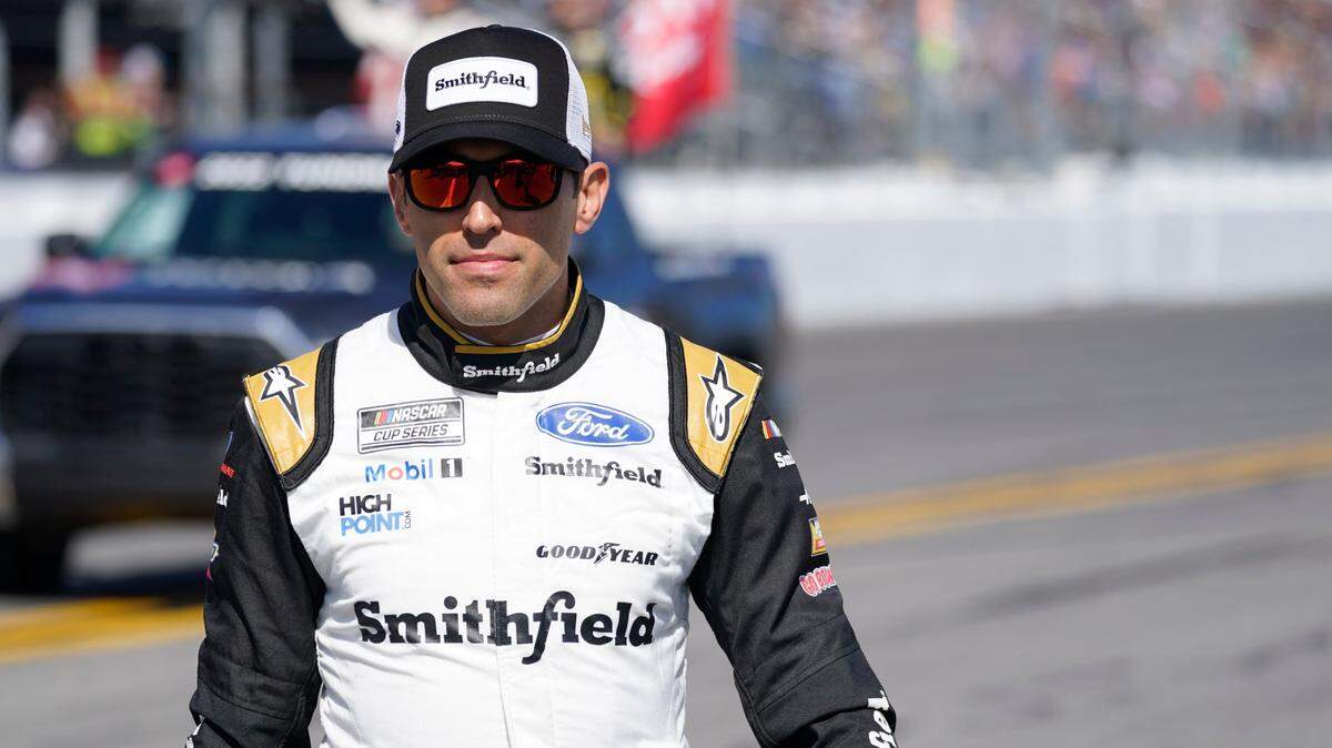 Aric Almirola camina por la pista antes del inicio de la carrera de las 500 Millas de Daytona, el 20 de febrero de 2022 en el Daytona International Speedway, en Daytona Beach, Florida.