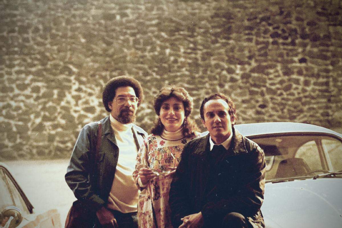 “Esta foto es para mí histórica, con mis dos maestros”, dice Rosario. De izq. a derecha, Rogelio Martínez Furé, Rosario Manzanos y Orlando Taquechel, en el Distrito Federal (hoy CDMX), 1985, durante un Encuentro Nacional de Danza Folklórica organizado por la UNAM. 