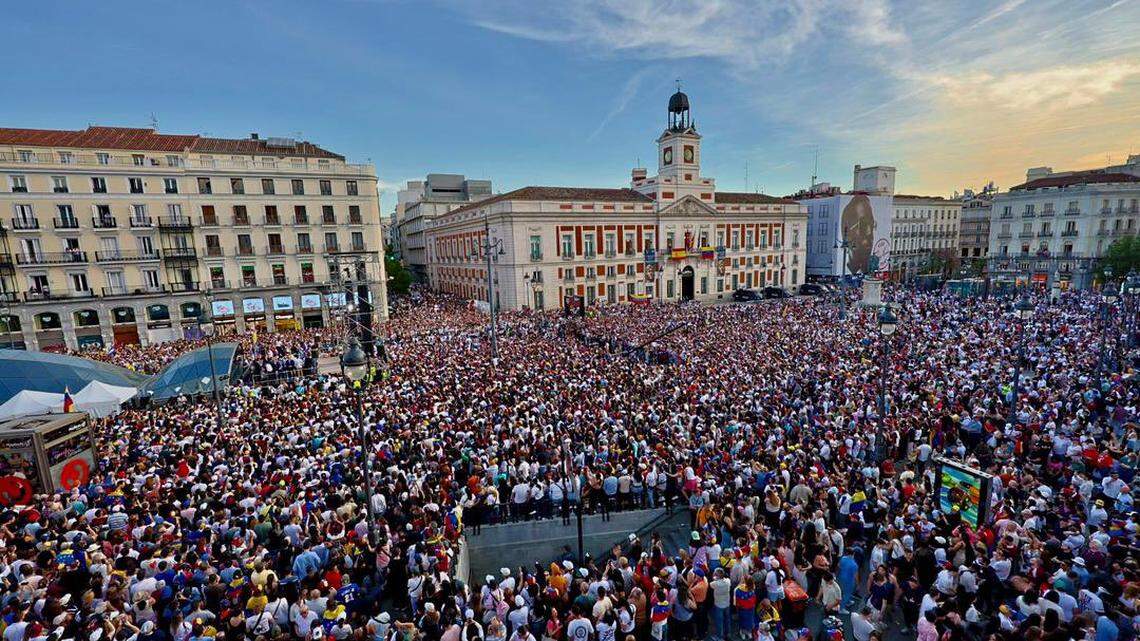 Venezolanos se reúnen en la Puerta del Sol en Madrid el sábado, 18 de abril de 2026, donde sostuvieron un encuentro con la líder opositora y premio Nobel de la Paz, María Corina Machado.