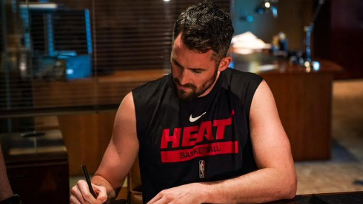 Kevin Love, quien usará el número 42 en su camiseta, firmó con los $3.1 millones restantes que tenía el Heat de su excepción bianual.