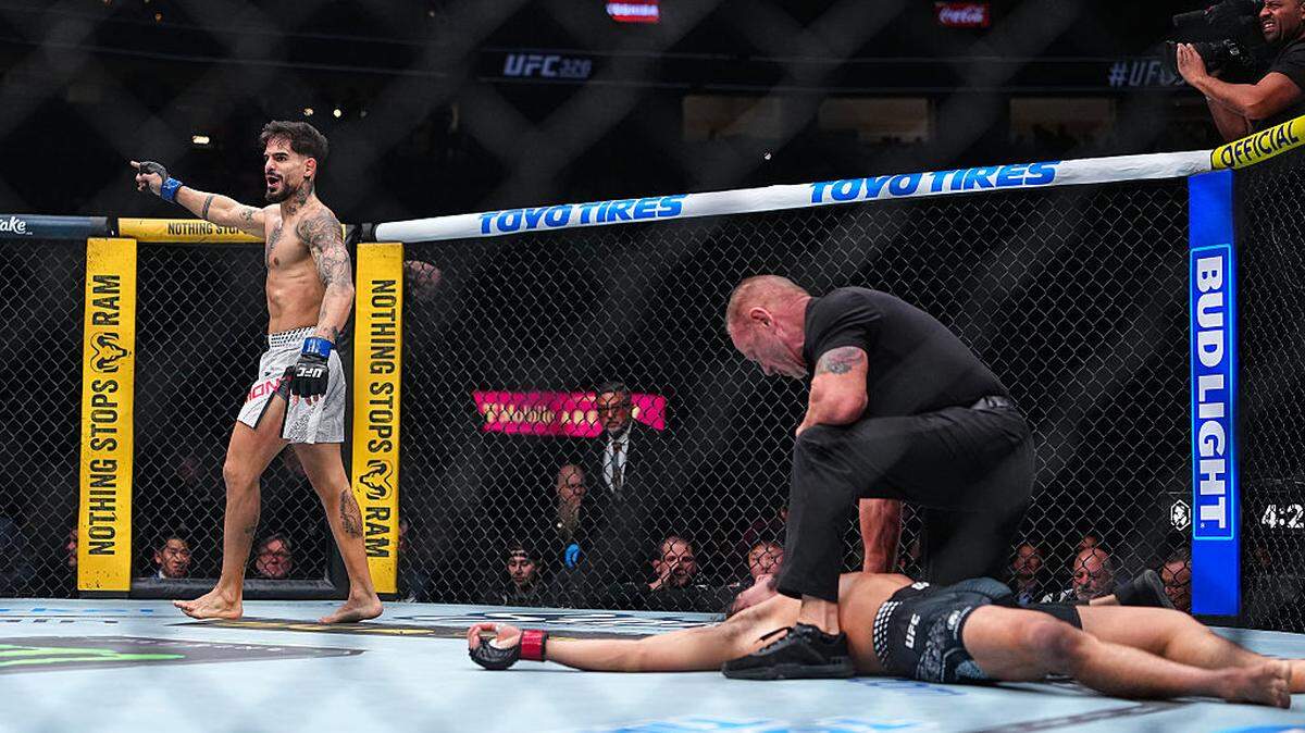 El venezolano Alberto Montes (izq.) conquistó la jaula con una sumisión fulminante ante Ricky Turcios y se confirmó como nuevo talento a seguir, en la pelea celebrada el sábado en la UFC 326 en Las Vegas. 