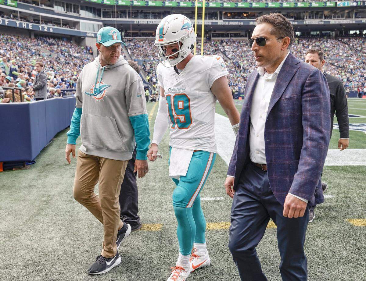 El quarterback de los Dolphins, Skylar Thompson, sale del terreno de juego tras sufrir una lesión en el pecho en la segunda mitad del partido contra los Seahawks, celebrado el 22 de septiembre de 2024 en el Lumen Field en Seattle, Washington.