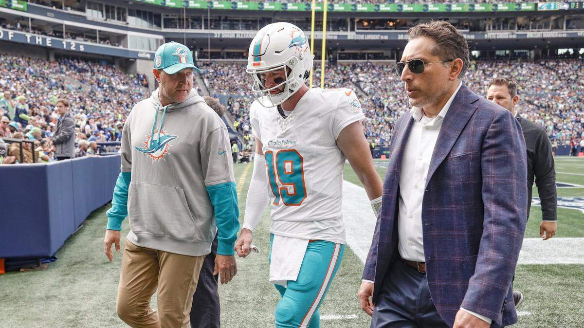El quarterback de los Dolphins, Skylar Thompson, sale del terreno de juego tras sufrir una lesión en el pecho en la segunda mitad del partido contra los Seahawks, celebrado el 22 de septiembre de 2024 en el Lumen Field en Seattle, Washington.
