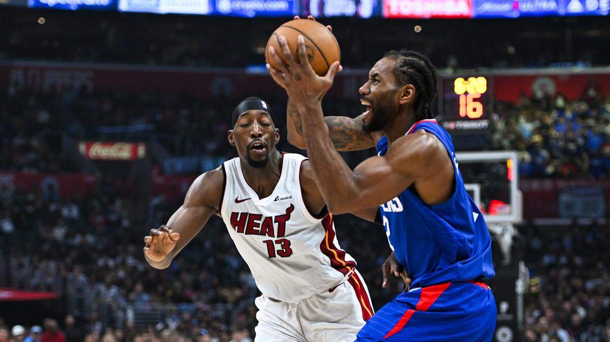 El astro de los Clippers Kawhi Leonard (der.) entra al aro ante la marca del centro del Heat de Miami Bam Adebayo, en el partido celebrado el 1ro de enero de 2024 en Los Angeles.