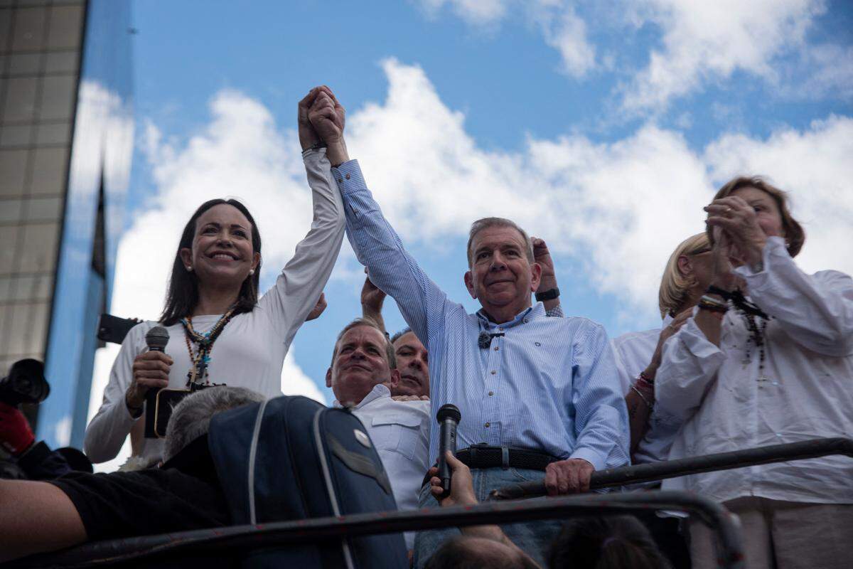 La líder opositora venezolana María Corina Machado y el candidato presidencial Edmundo González participan en una protesta para denunciar el supuesto fraude en las elecciones presidenciales, el 30 de julio de 2024 en Caracas.