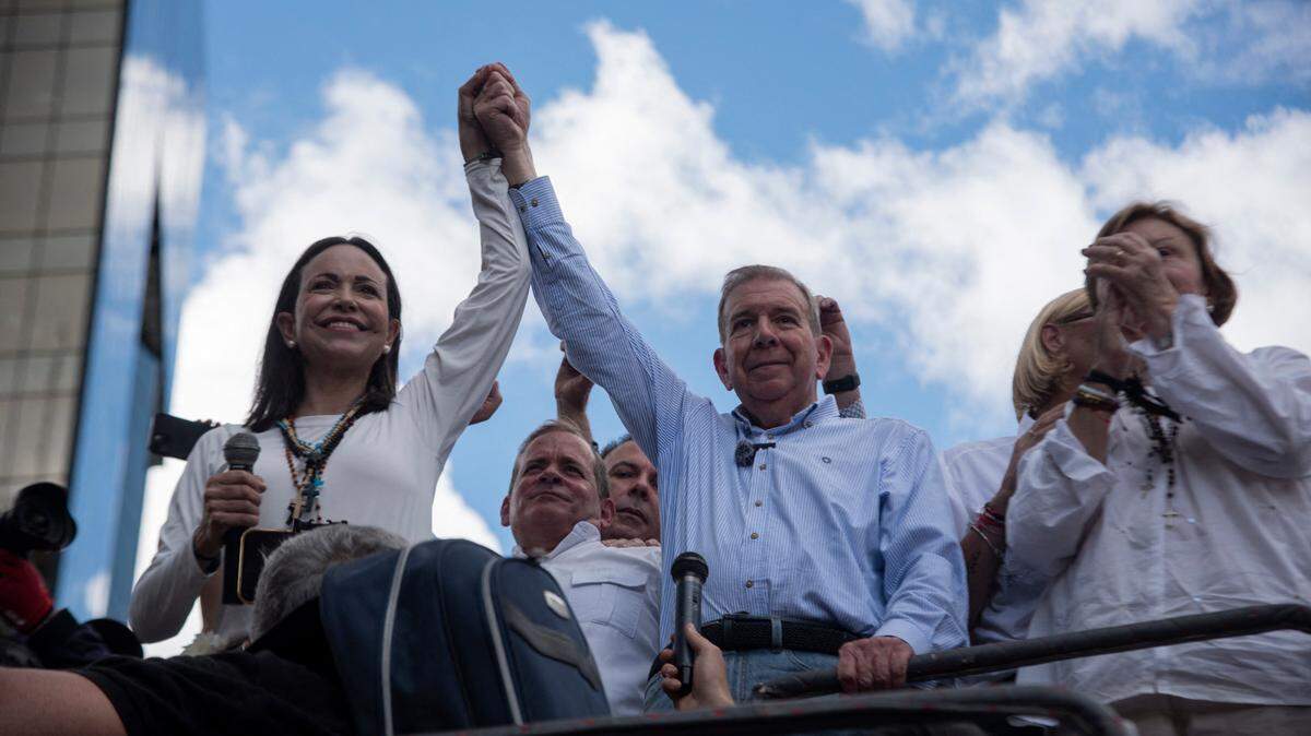 La líder opositora venezolana María Corina Machado y el candidato presidencial Edmundo González participan en una protesta para denunciar el supuesto fraude en las elecciones presidenciales, el 30 de julio de 2024 en Caracas.