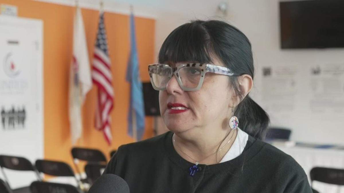“Esta es una barbaridad, algo nunca visto o imaginado por todos lo que nos dedicamos a la defensa de los indocumentados”, declaró a EFE la pastora Julie Contreras, del santuario United Giving Hope, que tiene sede en la ciudad de Waukegan, Illinois, 74 kilómetros al norte de Chicago.