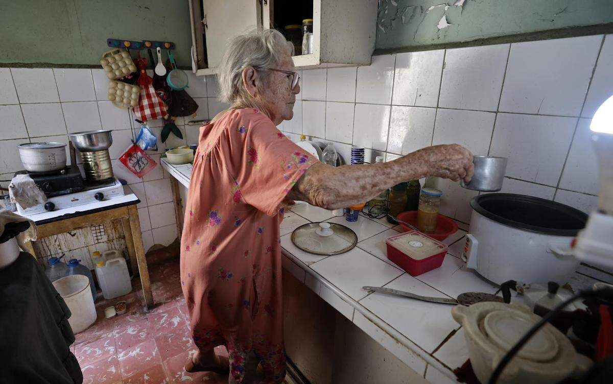 Fotografía del 27 de mayo de 2025 de Teresa García preparando alimentos en su casa en Pinar del Río (Cuba). Teresa no recuerda cuándo tomó agua fría por última vez o durmió una noche seguida. A sus 94 años nunca había vivido una situación similar a la de la Cuba actual: constantes apagones, escasez de alimentos y medicinas, además de “una sensación de desesperanza terrible”.