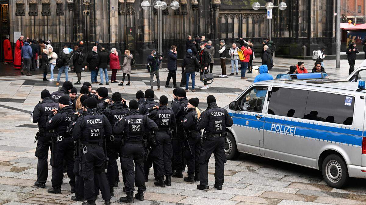 Agentes de policía patrullan la entrada de la catedral de Colonia, Alemania, el 24 de diciembre de 2023.