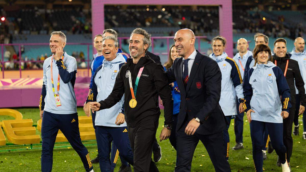 Jorge Vilda, director técnico de la selección femenina de fútbol de España, y Luis Rubiales, presidente de la federación española (ambos en el centro), celebran en el campo junto al cuerpo técnico la conquista del campeonato mundial FIFA, el 20 de agosto de 2023, en Sydney, Australia.
