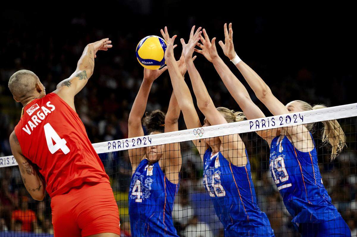 La jugadora cubana que compite por Turquía Melissa Vargas remata en un partido ante Países Bajos en el voleibol femenino olímpico, celebrado el 29 de julio de 2024 en París.