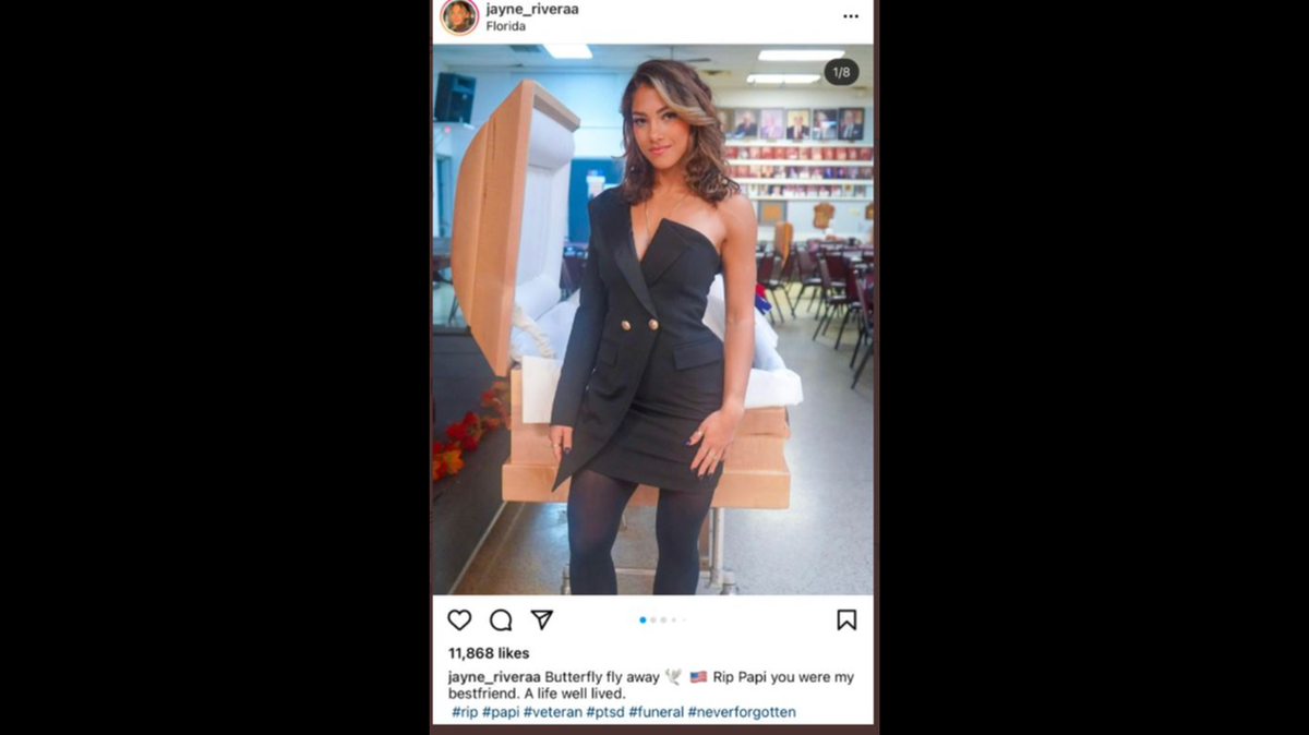 Una modelo de Miami posa delante del ataúd abierto de su padre Y las críticas llovieron.