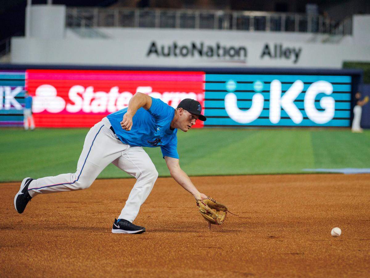 Jacob Berry fildea roletazos antes del partido entre los Marlins y los Rangers de Texas, el 21 de julio de 2022 en Miami.