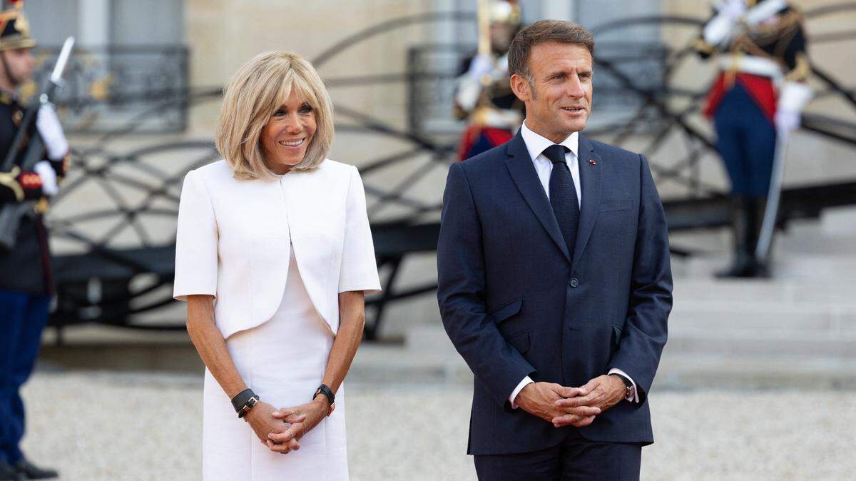 El presidente de Francia, Emmanuel Macron, camina con su esposa Brigitte Macron en el palacio presidencial del Elíseo en París el 28 de agosto de 2024.