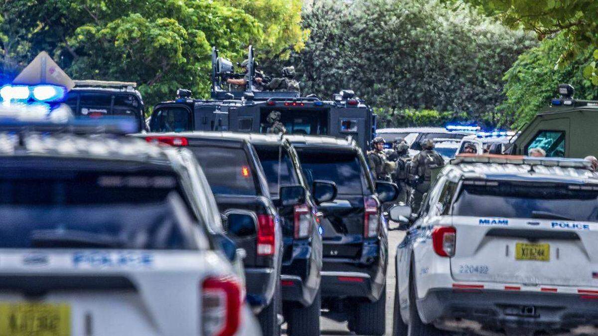 Un amplio despliegue policial se observa en una zona de Allapattah el jueves 9 de octubre de 2025, donde un sospechoso de disparar a dos agentes estaba atrincherado.
