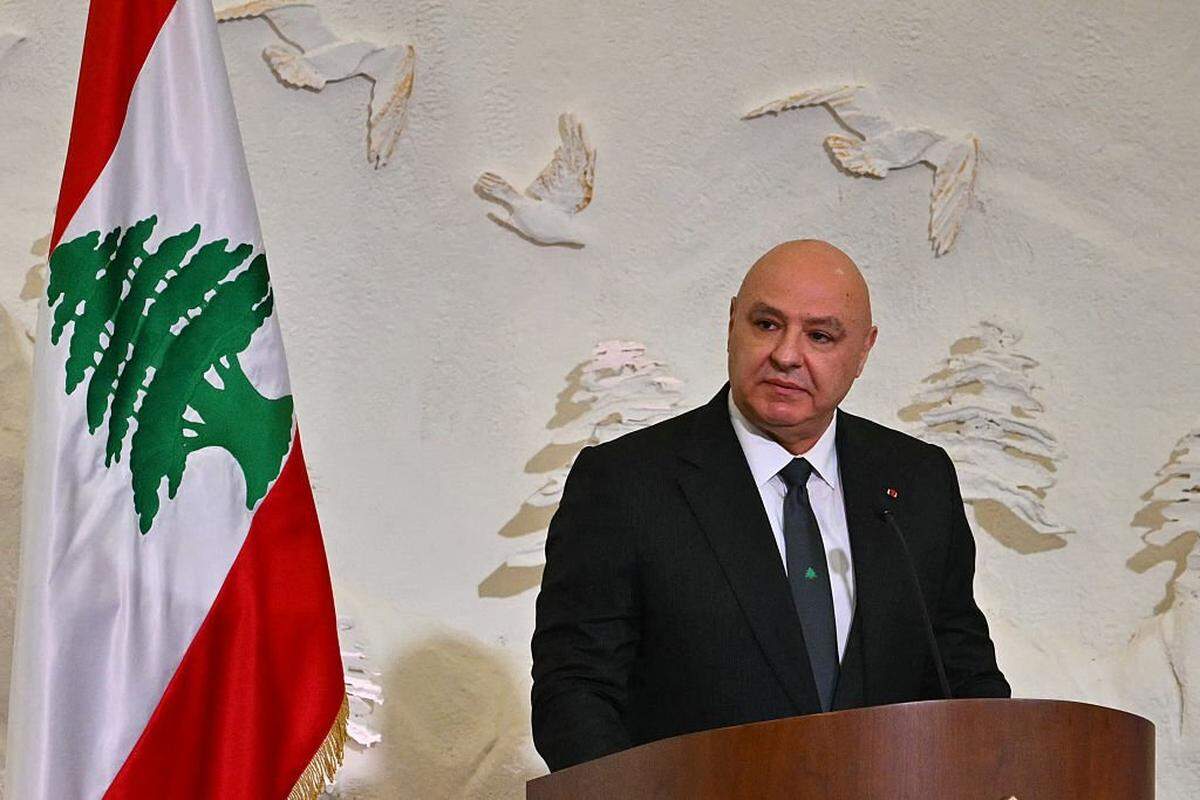 El presidente del Líbano, Joseph Aoun, pronuncia un discurso durante un encuentro del papa León XIV con autoridades, la sociedad civil y el cuerpo diplomático en el palacio presidencial de Baabda, al este de la capital, Beirut, el 30 de noviembre de 2025.