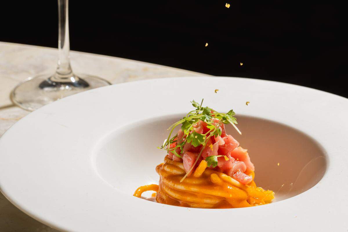 Espaguetis Freddo con tomates, atún, extracto de anchoa y bottarga.