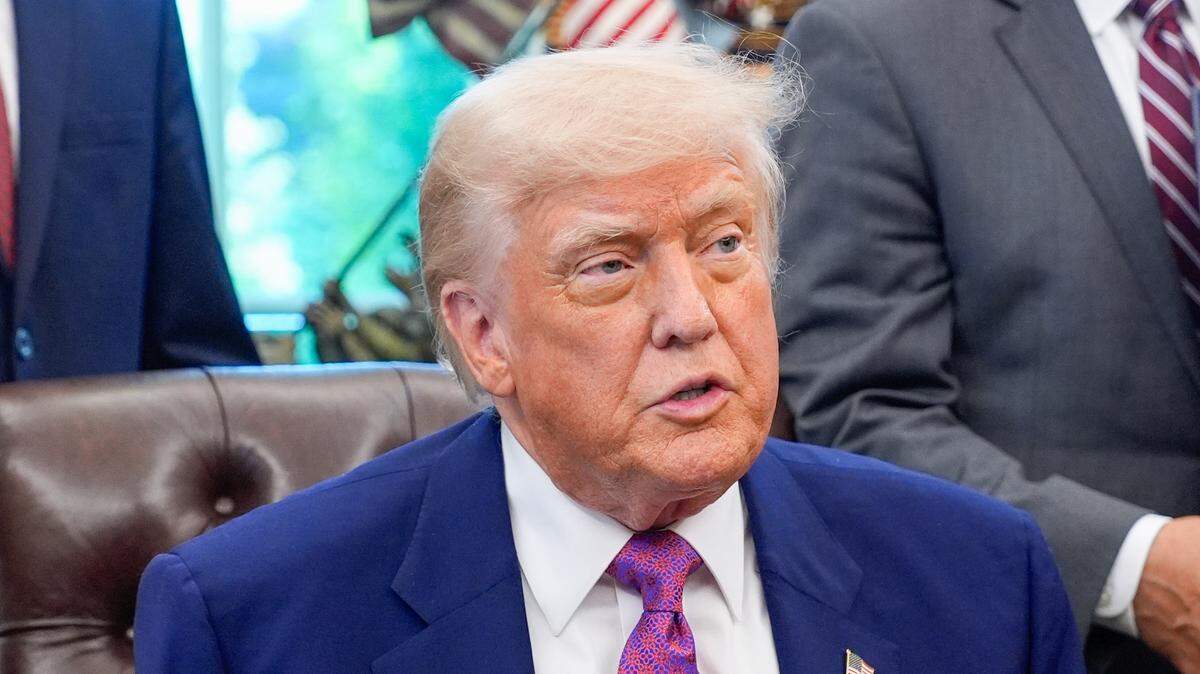 El presidente de Estados Unidos, Donald Trump, firma órdenes ejecutivas y habla con periodistas en el Despacho Oval de la Casa Blanca, en Washington D.C.,  el 9 de mayo de 2025. 