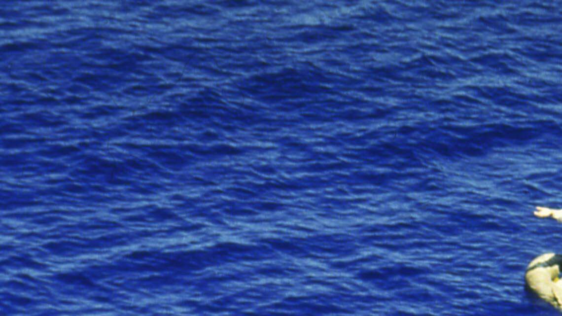 La política de “pies secos/pies mojados” que los cubanos han disfrutado por 20 años ya no puede resistir el embate del tiempo, y la economía del sur de la Florida no está en su mejor momento para acoger a miles de personas en necesidad de empleo y hogar.