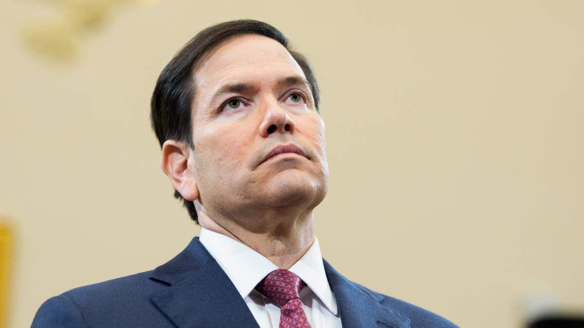Marco Rubio, secretario de Estado de EE. UU., guarda un momento de silencio por el representante Gerry Connolly, quien falleció más temprano ese mismo día, durante una audiencia del Comité de Asuntos Exteriores de la Cámara de Representantes en Washington D. C., el martes 20 de mayo de 2025. 
