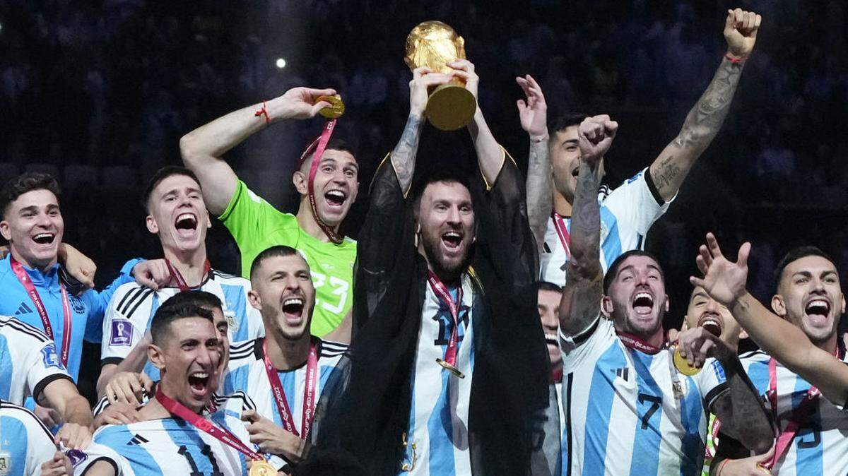 El astro Lionel Messi levanta el trofeo de campeón que Argentina obtuvo tras vencer a Francia en la final de la Copa Mundial, el 18 de diciembre de 2018 en Lusail, Catar. 